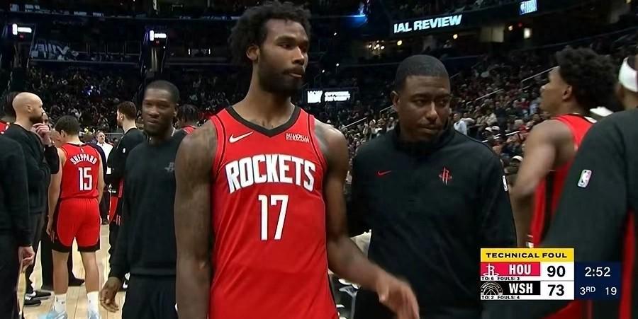 yl7703永利-伊森脏动作+怒喷主帅，母亲无脑护短，火箭该留这定时炸弹吗？